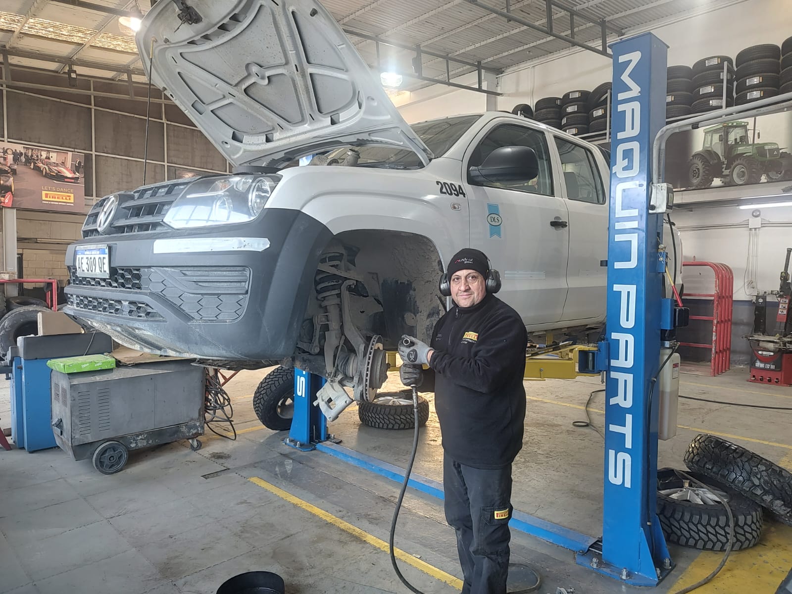 Técnico de Austral Gomas trabajando en el tren delantero de una camioneta